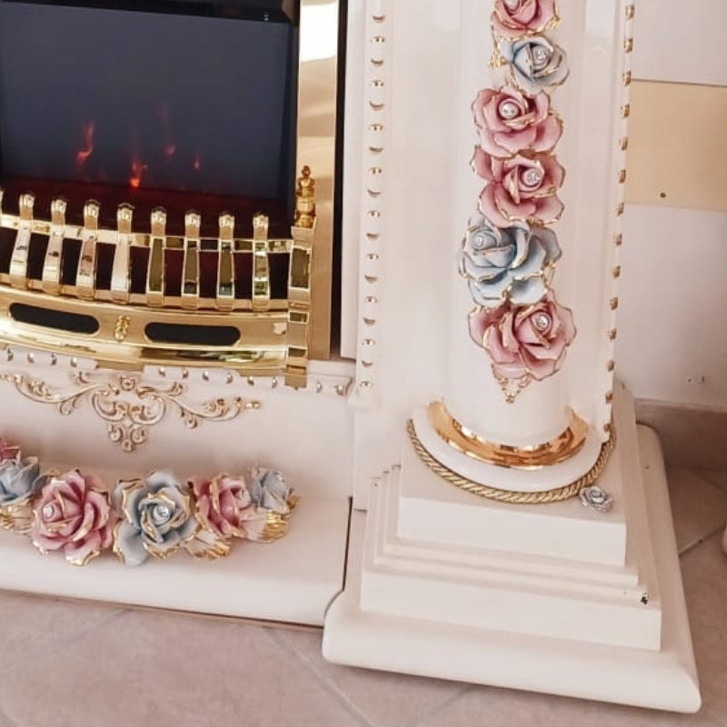 roses bleues et roses incrustés de cristaux swarovski sur le coté droit d'une cheminée rococo