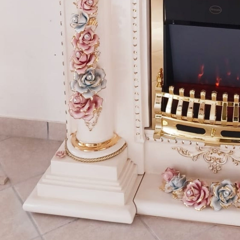roses bleues et roses incrustés de cristaux swarovski sur le coté gauche d'une cheminée rococo