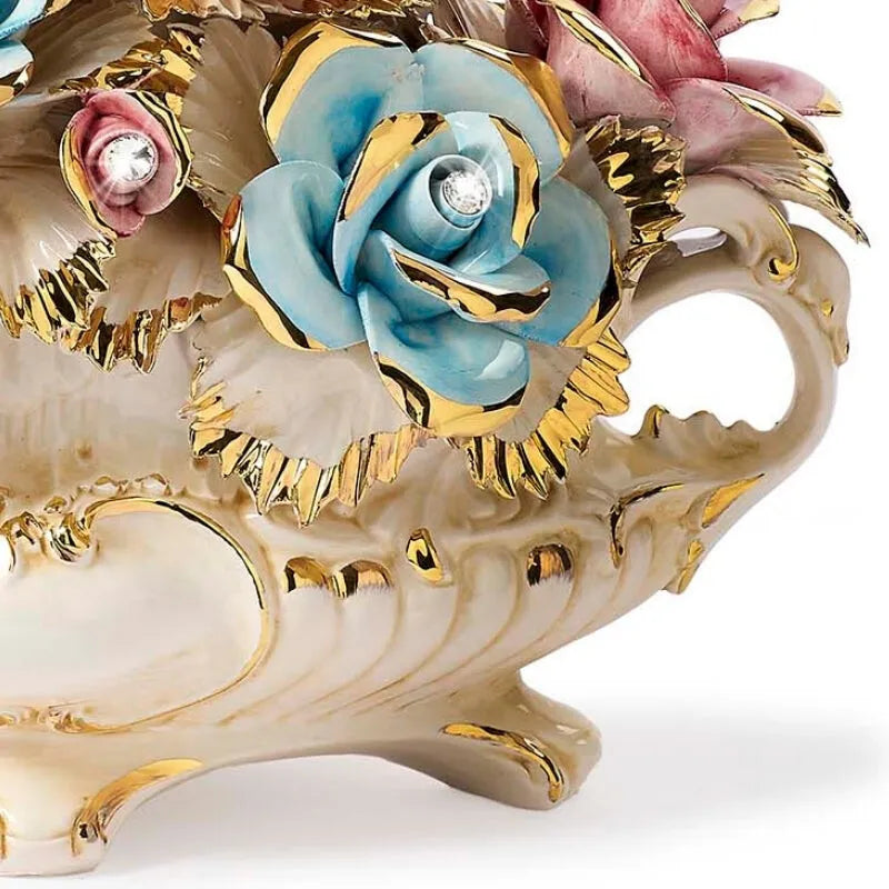 roses bleues et roses incrustées de cristaux swarovski sur centre de table en ceramique de capodimonte style XVIIIe