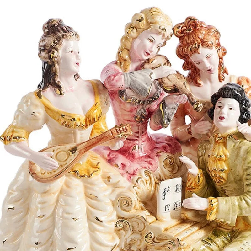sculpture de musiciens à la cour jouant de la mandoline, du violon et du piano en ceramique style Louis XV