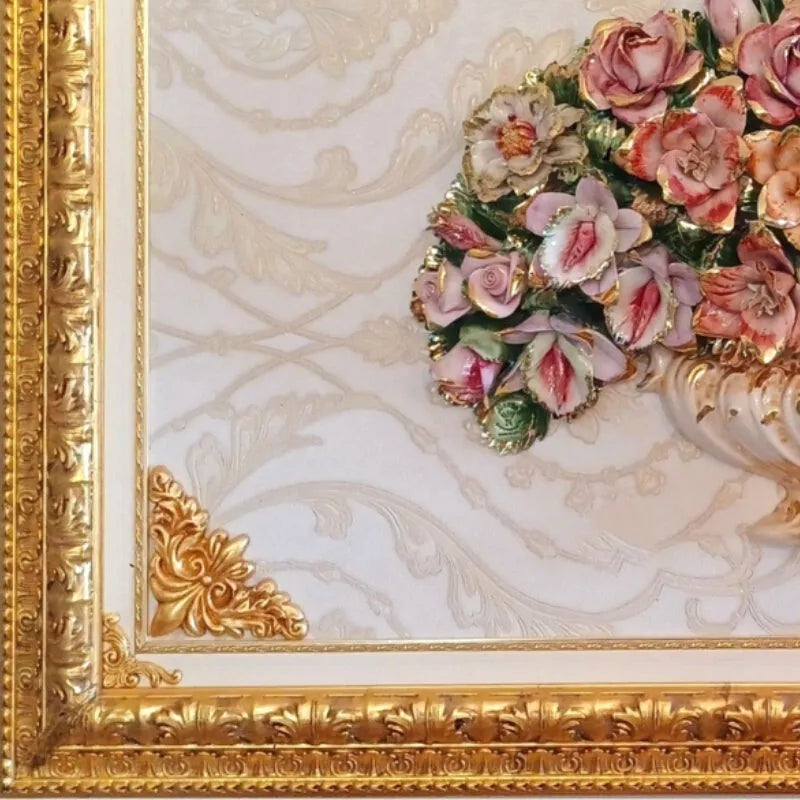 Fleurs pastel en relief, fond damassé et cadre doré Capodimonte dans une esthétique Marie-Antoinette