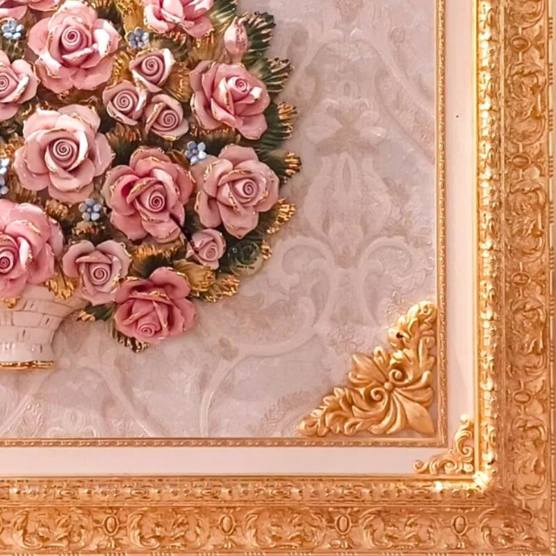 Roses rose poudré, vase en relief et dorure Capodimonte dans une esthétique Marie-Antoinette