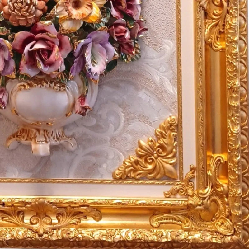 Vase ivoire et fleurs en ceramique Capodimonte avec angle inférieur droit du cadre baroque doré