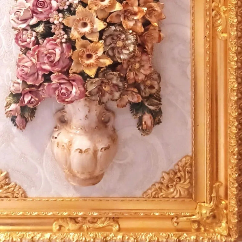Vase ivoire et bouquet de fleurs en porcelaine Capodimonte avec angle inférieur du cadre baroque doré à la feuille d’or