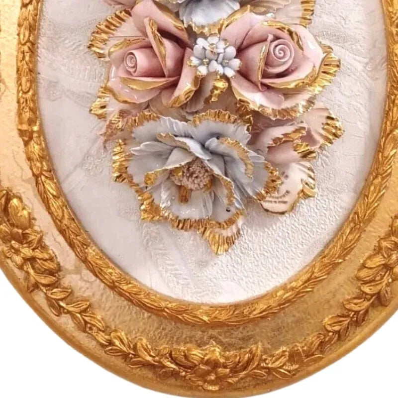 Détail inférieur du cadre ovale style Louis XVI à la feuille d’or 24 carats et fleurs Capodimonte en relief