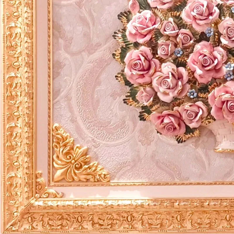 Fond damassé rose et angle du cadre baroque doré d’un tableau rococo Capodimonte