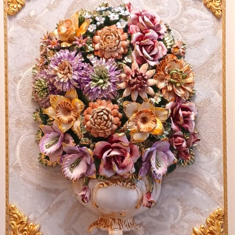 Bouquet de roses, iris et fleurs polychromes en ceramique Capodimonte sculpté en relief dans un style rococo Louis XV