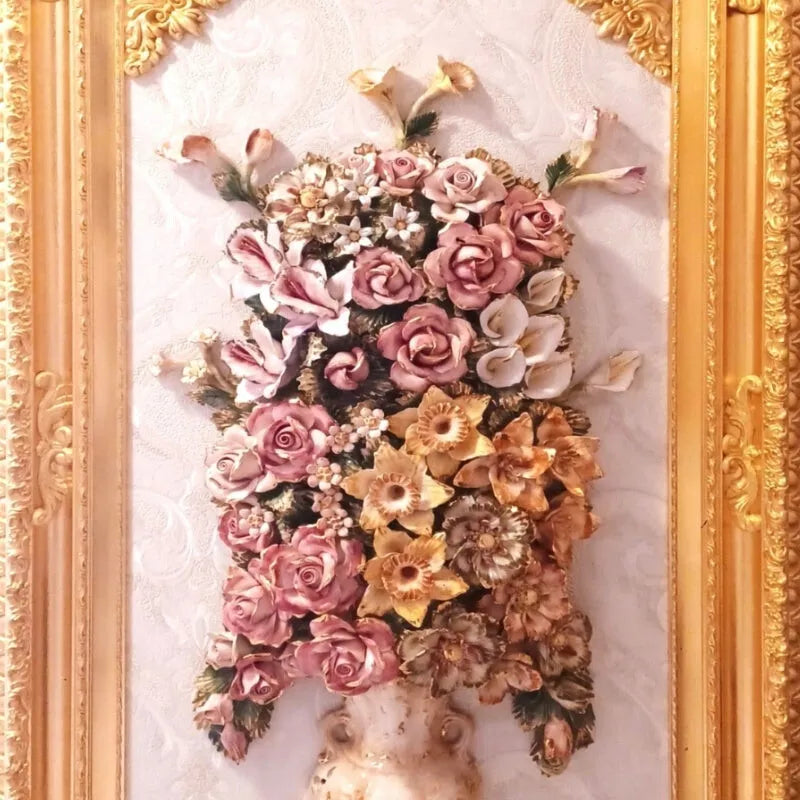 Bouquet monumental de roses, arums et narcisses en porcelaine Capodimonte sculpté en relief dans un style rococo Louis XV