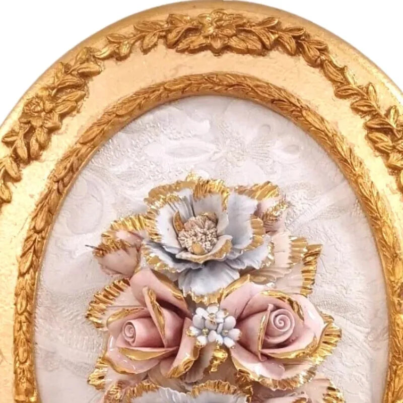 Roses rose poudré et fleurs bleu céleste en porcelaine Capodimonte dans un cadre ovale d’esthétique Marie-Antoinette